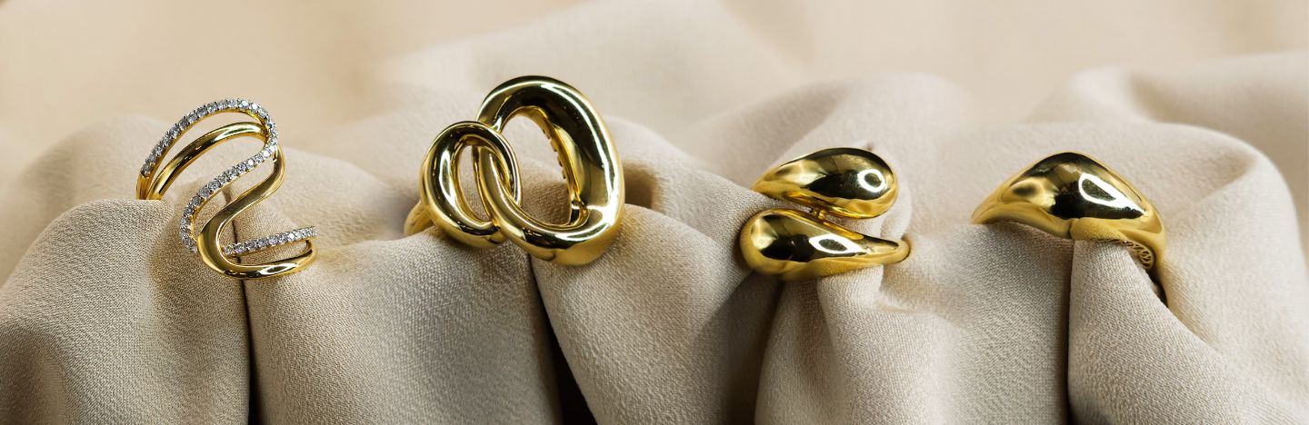Imagem de capa do artigo A história das alianças: detalhe macro de um par de alianças de casamento sobre uma superfície elegante