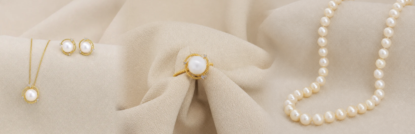 Imagem de capa do artigo A história das alianças: detalhe macro de um par de alianças de casamento sobre uma superfície elegante